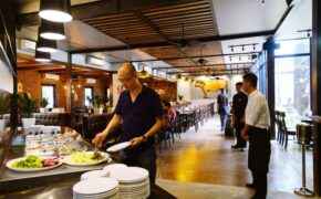 Trải nghiệm bít tết độc đáo với sa lát hoàn toàn miễn phí