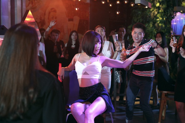 Màn chairdance của Tóc Tiên trong MV đã “đốn tim” cộng đồng mạng.