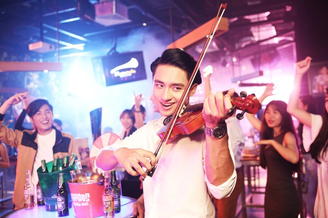 Nếu Hữu Vi lịch lãm thể hiện điệu đàn Violin êm nhẹ…