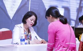 Hàng trăm món quà mỹ phẩm oanh tạc phái đẹp Sài thành