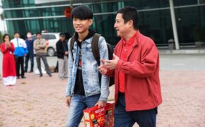 Chí Trung lặn lội đường xa tặng nhà 1,5 tỷ đồng cho hai mẹ con nghèo trúng giải của Nescafé