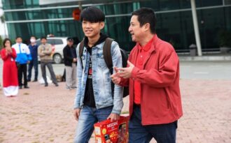 Chí Trung lặn lội đường xa tặng nhà 1,5 tỷ đồng cho hai mẹ con nghèo trúng giải của Nescafé