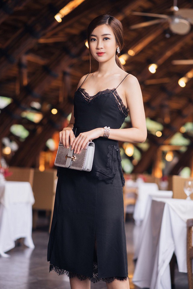  The little black dress - một chiếc váy đen đơn giản nhưng có thể biến hóa đa dạng, cũng là item không thể thiếu trong tủ đồ của các cô nàng theo đuổi phong cách ‘’Tiện mà sang, sang mà tiện’’ 