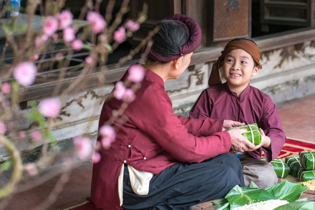 Cầm một cái bánh chưng, nâng lên đặt xuống, hít hà khám phá, cảm nhận, giữa cái không khí của chợ Tết đông vui đã là những cảm xúc khó tả của Tết xưa