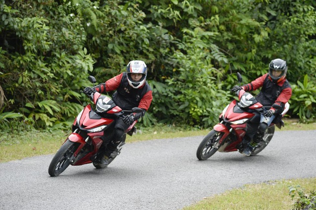 Vốn là một người chơi xe từ lâu, Cường Seven không thua kém bất cứ biker nào trong đoàn lần này.