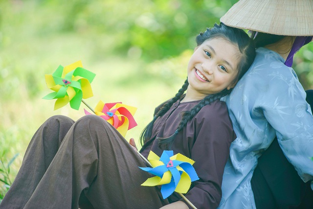 Ngoài ra, nhạc sĩ Cao Minh Thu còn chia sẻ: “Ca khúc “Mẹ” là lời tự vấn, hối lỗi của đứa con vô tâm khiến mẹ buồn đau. Tôi mong rằng, những ai còn mẹ, hãy dành hết tình thương, sự quan tâm và tấm lòng hiếu thảo của mình để báo đáp ơn nghĩa sinh thành của “người đã cho ta một đời” ấy. Còn với những ai không còn mẹ, đây sẽ là tiếng lòng mà tôi có thể cùng họ, dành cho mẹ những lời sám hối đến nơi thiên đường để có thể được thứ tha và mãi bên người mẹ dấu yêu của mình.”