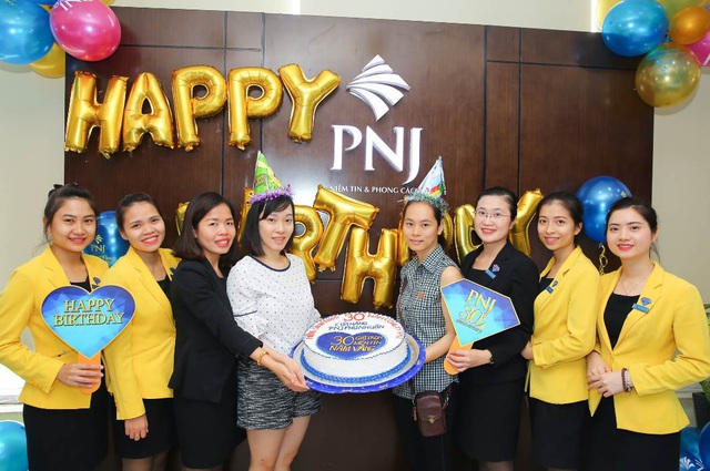  Nhân viên cửa hàng PNJ tổ chức tiệc dành riêng cho các khách hàng có trùng ngày sinh nhật với PNJ 