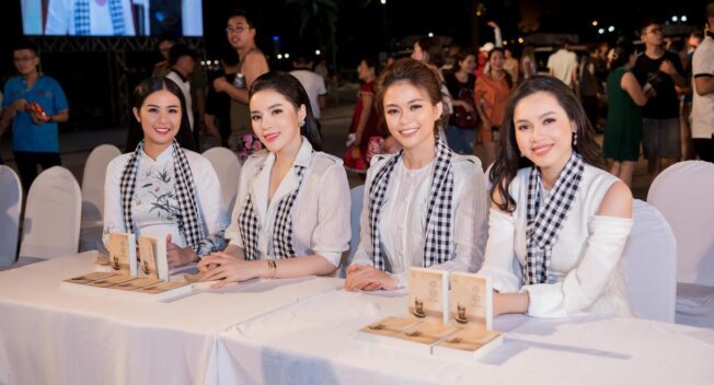 Hoa hậu Kỳ Duyên, Ngọc Hân tặng sách quý đổi đời ở Nha Trang