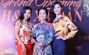 Diễn viên Thanh Hương thướt tha với áo dài in tranh