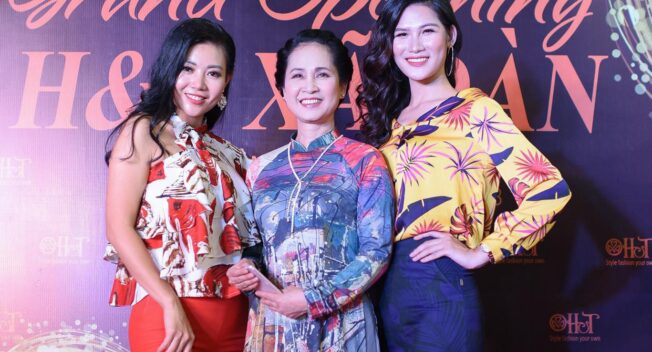 Diễn viên Thanh Hương thướt tha với áo dài in tranh