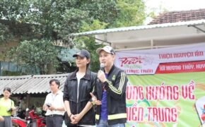 Trương Thị May, Nguyên Vũ cùng Ẩm thực Trần trao quà 300 triệu đồng cho bà con vùng lũ