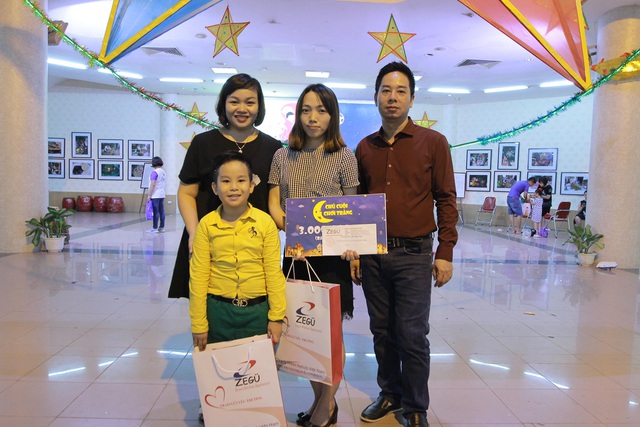 Đại diện Công ty Nehob Việt Nam trao quà tặng cho đại diện của Làng trẻ em Hòa Bình.