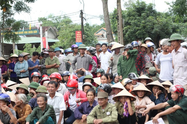 Những tình cảm chân thành của các tình nguyện viên trong đoàn thiện nguyện Ẩm thực Trần Đà Nẵng đã khiến bà con ở vùng lũ vô cùng cảm động