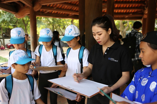 Trong khi đó, những em nhỏ mơ ước trở thành giáo viên thì được hướng dẫn luyện viết chữ đẹp, thực hiện một bức thư pháp có nội dung về truyền thống hiếu học, tôn sư trọng đạo, cũng chính là nghề nghiệp mà các em đang theo đuổi.