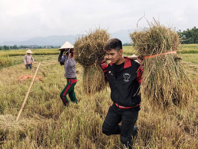 “Có gánh thử lúa mới biết người nông dân vất vả như thế nào...” – Không chỉ để ngắm cảnh đẹp, đi phượt xe máy thú vị chính là ở chỗ bạn có thể dừng chân ở bất cứ chỗ nào mình muốn, cùng trải nghiệm cuộc sống của người dân ở những nơi mình đi qua.