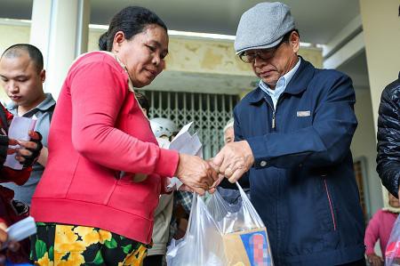 Ông Lê Hoàng, Phó chủ tịch Hội Xuất bản Việt Nam cũng đồng hành cùng chương trình, trao quà cho người dân và hi vọng những phần quà của nhà tài trợ nước tăng lực STING, Suntory PepsiCo đã phần nào động viên, giúp đỡ bà con khắc phục thiệt hại, sớm ổn định cuộc sống.