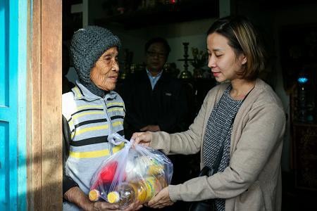 Không chỉ tặng quà cho người dân ở trụ sở UBND thị trấn Vạn Giã và xã Vạn Thắng, đoàn còn đến thăm nhiều gia đình có hoàn cảnh khó khăn. Bà Nguyễn Phương Ngọc Hân, Giám đốc nhãn hàng nước tăng lực STING, đại diện nhà tài trợ, hỏi thăm và trao quà người dân chịu thiệt hại nặng nề của bão lũ.