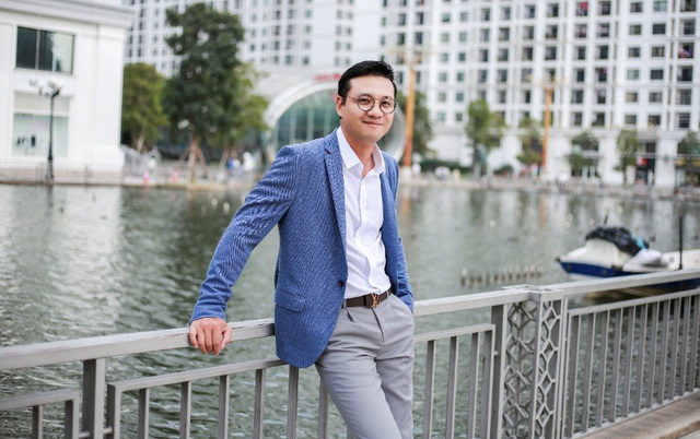  Vẻ quyến rũ của đạo diễn Khải Anh trong thiết kế Blazer xanh lịch lãm từ thương hiệu Aristino. 