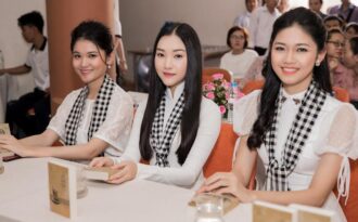 “Nàng thơ xứ Huế” Ngọc Trân mặc áo dài dịu dàng ký tặng sách