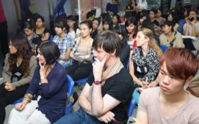 Sinh viên thời trang thỏa mãn cơn khát với “Thirsty Thursday”