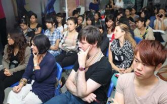 Sinh viên thời trang thỏa mãn cơn khát với “Thirsty Thursday”