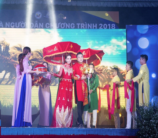 Bảo Ngọc thể hiện giọng ca tuyệt vời khi song ca cùng Nam vương Huy Hoàng trong ca khúc Thuyền Hoa