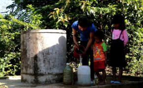 Đóng góp nước sạch giúp bà con vùng hạn, mặn