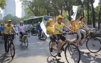 Ca sỹ Vy Oanh, Minh Thuận cùng sinh viên đạp xe cổ vũ nghị lực Việt