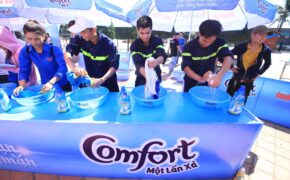 Thanh niên Đà Nẵng xách – xả, góp nước vì vùng hạn mặn