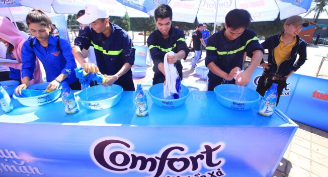 Thanh niên Đà Nẵng xách – xả, góp nước vì vùng hạn mặn