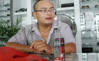 Tốt nghiệp thạc sĩ tại Úc đi bán… bao cao su