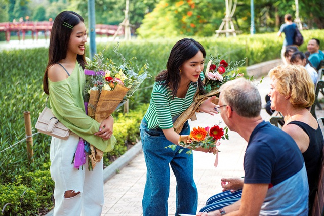 Châu Bùi, Khả Ngân trổ tài làm bánh cuốn “siêu to khổng lồ” tại chương trình City Girls - 4