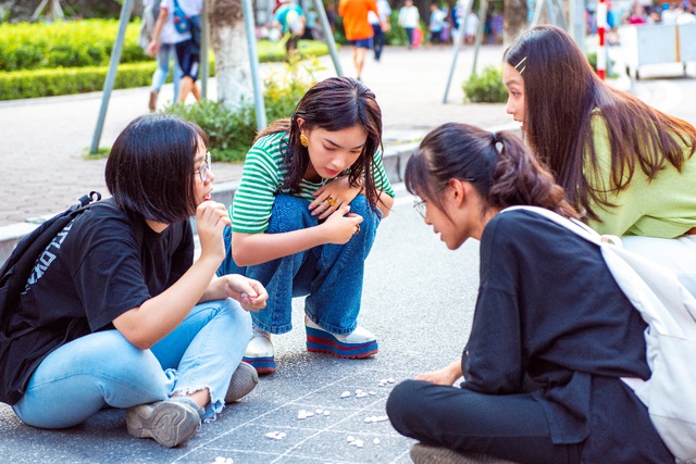 Châu Bùi, Khả Ngân trổ tài làm bánh cuốn “siêu to khổng lồ” tại chương trình City Girls - 5