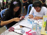 Biến rác thành… nữ trang