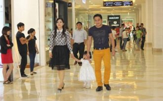 Minh Tiệp sắm giày cho gia đình