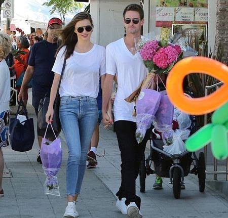 Miranda Kerr và bạn trai tình tứ tại chợ hoa