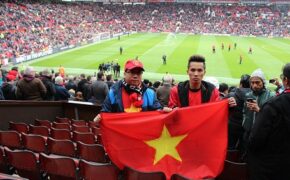 Đôi bạn trẻ “hiện thực” giấc mơ Old Trafford