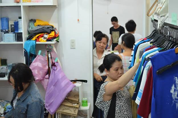 Săn hàng hiệu sale ngay tại kho - 6 Thích thú với việc thoải mái lựa hàng hiệu ngay tại kho