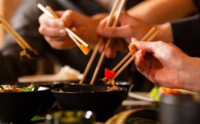 Gắp thức ăn cho nhau, vô tình “tặng” vi khuẩn chết người