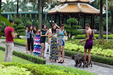 Vietnam’s Next Top Model: Thử thách bất ngờ với những... chú cẩu - 1