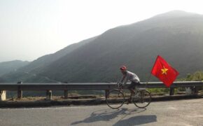 Chàng SV một mình đạp xe xuyên Việt vì môi trường