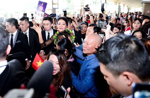 Hàng ngàn người hâm mộ với băng rôn và cờ, hoa gọi vang tên Hoa hậu H’hen Niê. Không khí chào đón tưng bừng và cuồng nhiệt. Không nén được xúc động, Hhen Niê đã bật khóc trong vòng vây người hâm mộ.