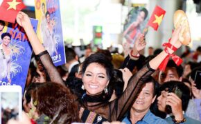 H’Hen Niê bật khóc khi được người hâm mộ chào đón nồng nhiệt