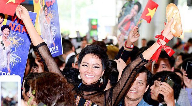 H’Hen Niê bật khóc khi được người hâm mộ chào đón nồng nhiệt