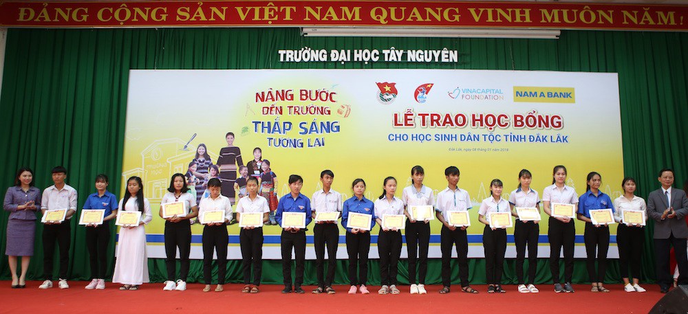 Hoa hậu HHen Niê trao học bổng tại Đăk Lăk - Ảnh 1.