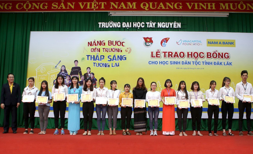 Hoa hậu HHen Niê trao học bổng tại Đăk Lăk - Ảnh 2.