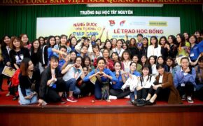 Hoa hậu H’Hen Niê trao học bổng tại Đăk Lăk