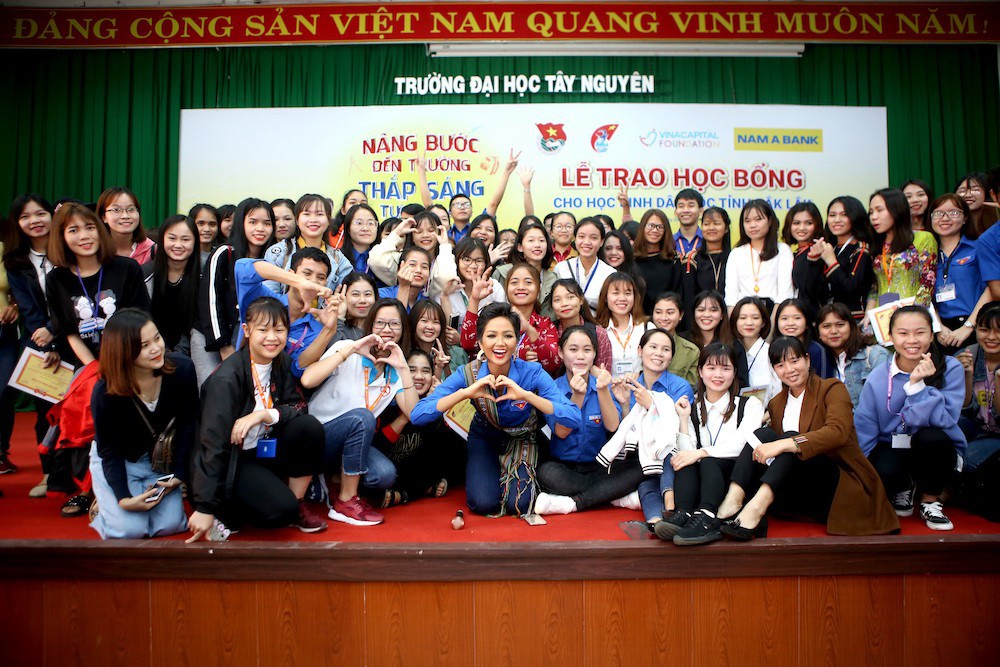 Hoa hậu HHen Niê trao học bổng tại Đăk Lăk - Ảnh 3.