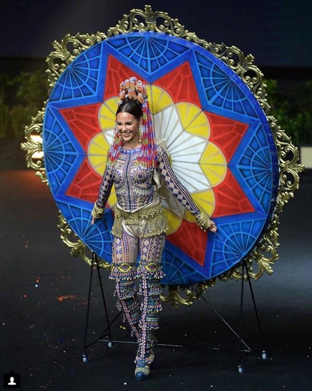 Thiết kế hoành tráng của người đẹp Philippines. Catriona Gray mặc bộ trang phục lấy ý tưởng từ sự tổng hòa của ba hòn đảo lớn tại đất nước này là Luzon, Visayas và Mindanao